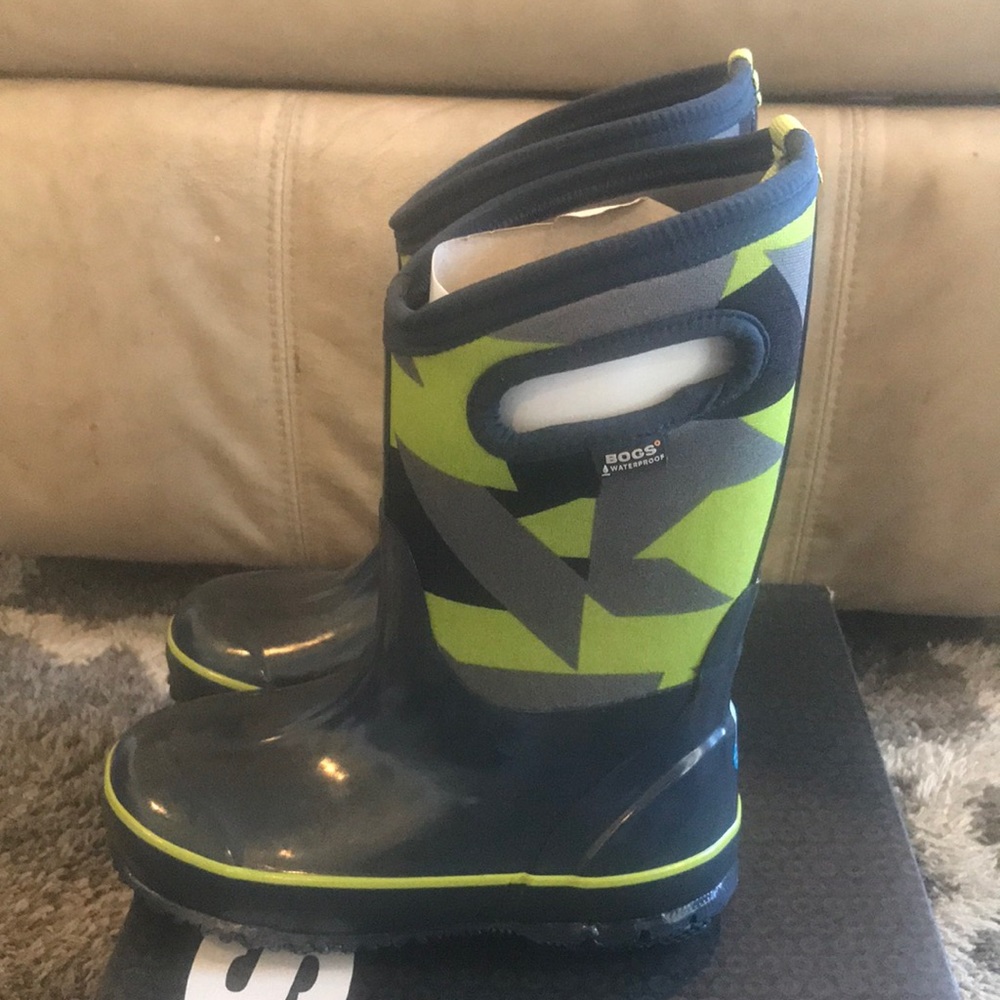 NWT Bogs cold weather/waterproof size 12